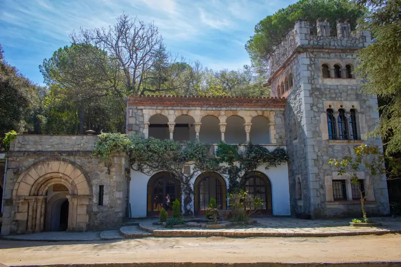 Descubre una joya arquitectónica única en la costa de Barcelona. Alquila nuestra villa de estilo medieval para estancias de lujo, reportajes fotográficos y eventos exclusivos en un entorno privado y señorial.