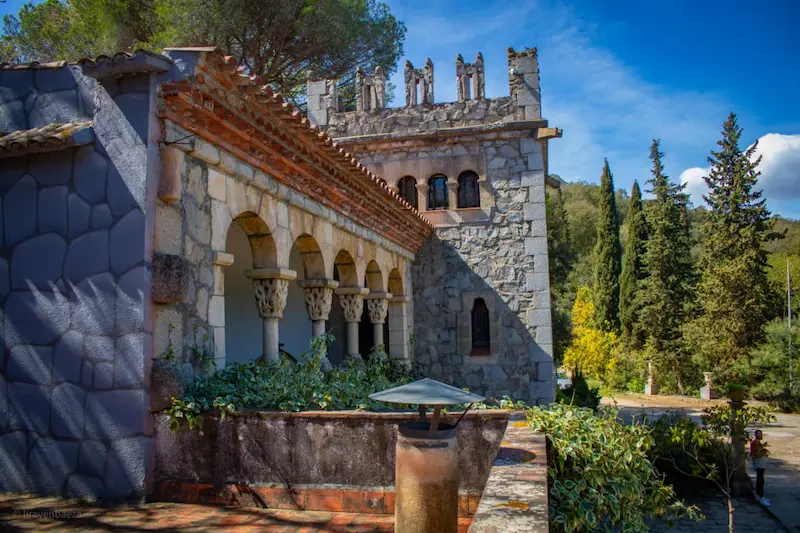 Disfruta de una estancia envuelta en historia y diseño clásico. Nuestra villa destaca por sus galerías de arcos tallados y vistas al bosque, ofreciendo el refugio perfecto para parejas y amantes del arte cerca de Barcelona.