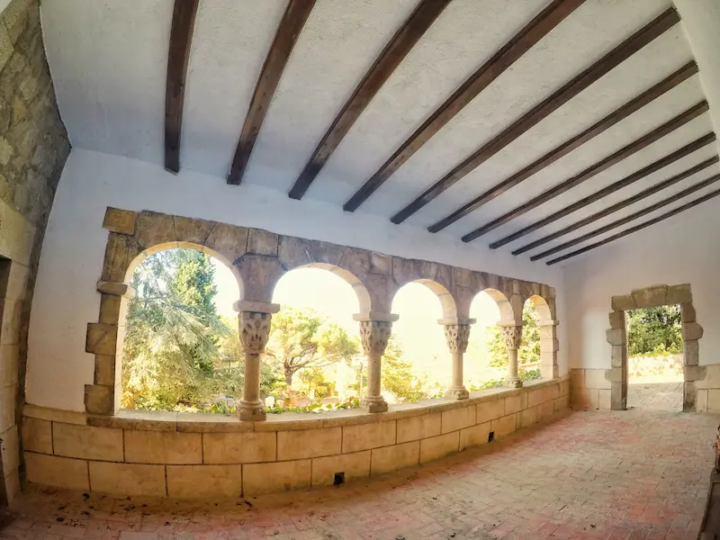 Déjese seducir por el encanto de nuestra villa histórica en Mataró. Con porches de arcos de piedra tallada y techos de vigas de madera, The Castle ofrece un escenario majestuoso y auténtico para una estancia de lujo inolvidable frente al mar.