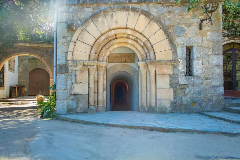 Déjate impresionar por nuestra entrada de arcos románicos y detalles esculpidos a mano. Un escenario majestuoso y privado para eventos exclusivos, producciones de cine y estancias de lujo en el corazón del Maresme.