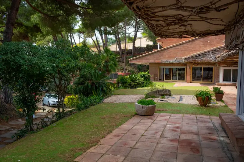 Disfruta del auténtico estilo de vida mediterráneo en nuestra amplia terraza. Un espacio acogedor rodeado de vegetación, ideal para desayunos al aire libre y tardes de relax en una villa privada cerca de Barcelona.