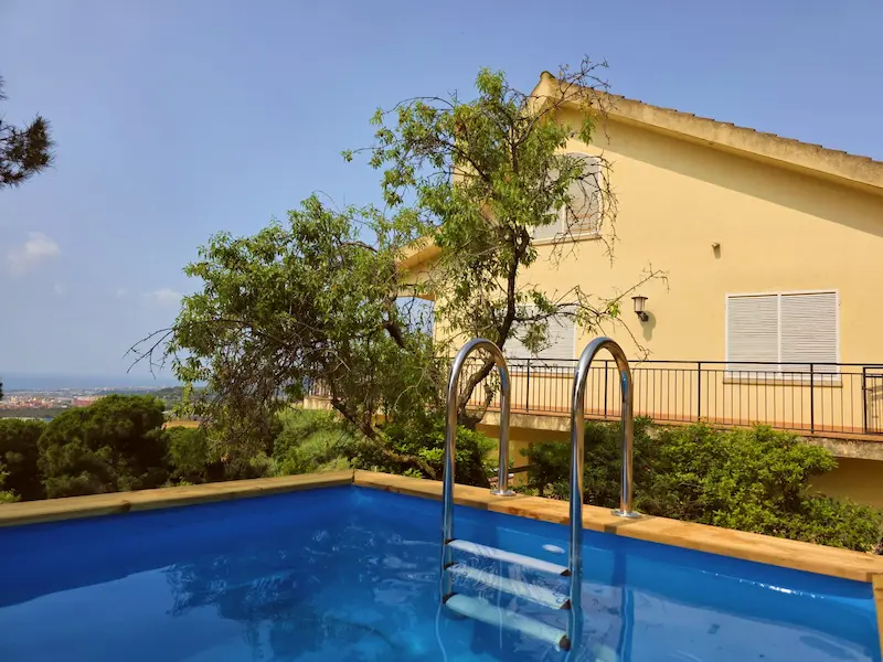 Experience total privacy at Villa Maresme’s exclusive swimming pool. A serene setting with panoramic sea views, perfect for relaxing stays and distinguished events in Barcelona.