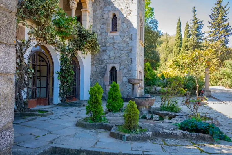 Vive la distinción de una propiedad con linaje. Nuestra entrada principal con escudo tallado y arquitectura de piedra ofrece una bienvenida señorial para quienes buscan un refugio auténtico y exclusivo en Barcelona.