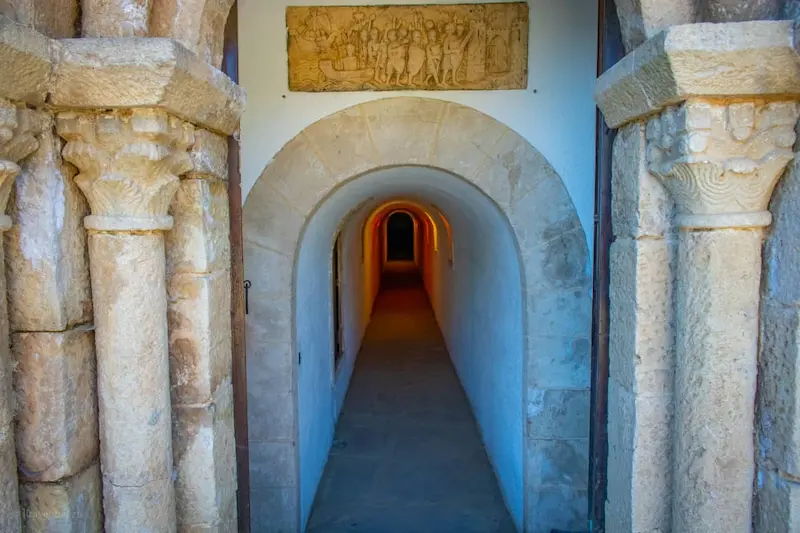 Explora los secretos mejor guardados de nuestra villa. Un recorrido por pasadizos de piedra y arquitectura medieval que ofrece un entorno místico y exclusivo para rodajes, sesiones de fotos y eventos privados cerca de Barcelona.